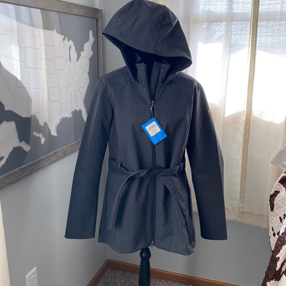 NWT Women’s Columbia jacket. Gray in color size XL.